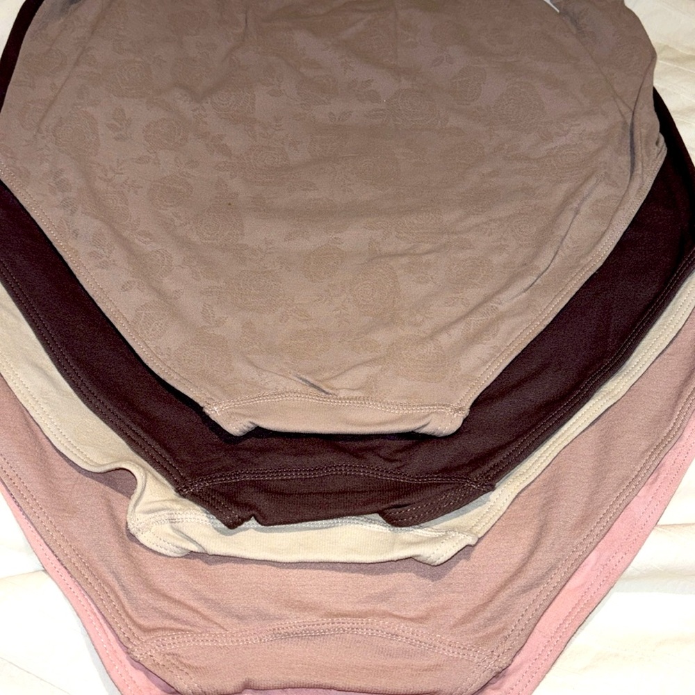 NWT Gloria Vanderbilt Seamless briefs. - Picture 3 of 3